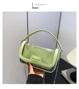 Detailansicht der transparenten grünen Tasche mit Innentasche und Metallkette