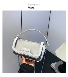 Detail der weißen halbtransparenten PVC-Gelee-Tasche mit Innentasche und Kette