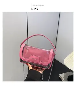Nahaufnahme der rosa transparenten PVC-Gelee-Tasche mit Kettenriemen und Handgriff