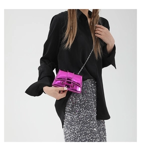 Détail du mini sac bandoulière magenta métallisé avec chaîne argentée et fini brillant