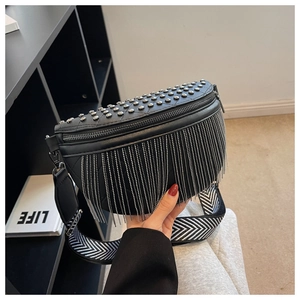 Détails du sac noir à rivets avec franges en chaîne argentée et bandoulière chevron