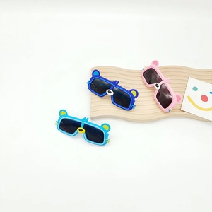 Lunettes de soleil polarisées pour enfants motif ours en bleu clair, bleu foncé et rose