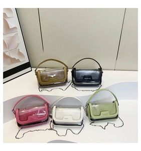 Detailansicht stilvoller transparenter PVC-Umhängetaschen mit farbigem Innenfutter und Kette