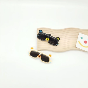 Lunettes de soleil polarisées pour enfants avec oreilles d'ours et montures noir et blanc
