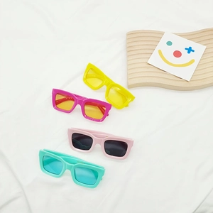 Ensemble de lunettes de soleil carrées parent-enfant en jaune, rose et bleu vifs