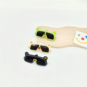 Détail de lunettes de soleil polarisées pour enfants avec oreilles d'ours en trois coloris