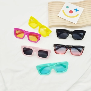 Lunettes de soleil vintage carrées pour enfants en plusieurs couleurs avec protection UV