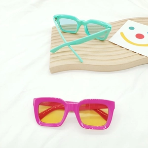 Gros plan de lunettes de soleil rectangulaires menthe et magenta avec marquage UV400 CE