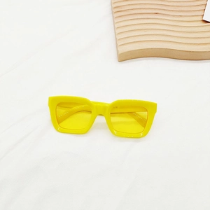 Détail de lunettes de soleil carrées jaune vif fabriquées en résine légère de haute qualité