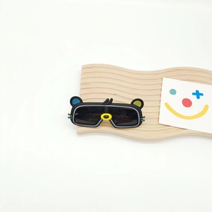 Détail de lunettes de soleil ours de dessin animé avec oreilles bleues sur support