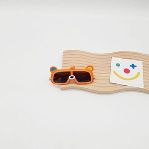 Détail des lunettes de soleil ours pour enfants orange avec motif œil de dessin animé