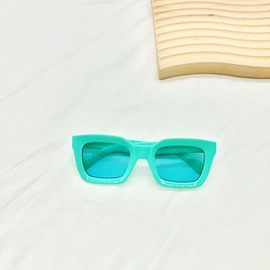 Mise à plat de lunettes de soleil turquoise rectangulaires avec verres bleus sur fond blanc