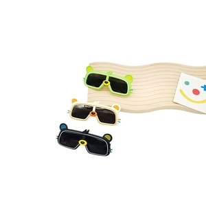 Lunettes de soleil polarisées pour enfants en forme d'ours en vert, blanc et noir