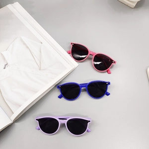 Occhiali da sole TR90 per bambini in rosa, blu e viola con montatura arrotondata cat-eye