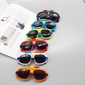 Lot de six lunettes de soleil pour enfants style voiture de police couleurs variees