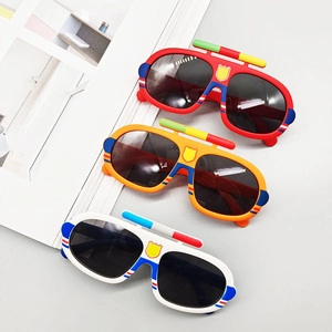 Set de lunettes de soleil dessin animé pour enfants en rouge, orange et blanc avec écusson