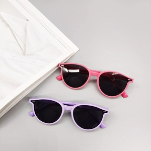Occhiali da sole per bambini rosa e viola con montature TR90 e lenti scure moda