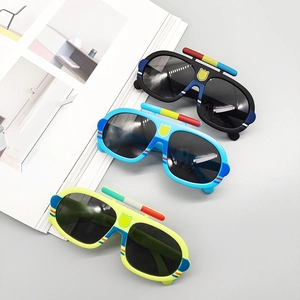 Lunettes de soleil enfant style voiture de police en noir, bleu et jaune avec détails
