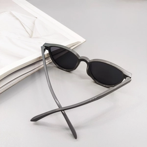 Occhiali da sole rotondi TR90 per bambini con lenti scure e montatura grigia minimalista