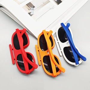 Trois paires de lunettes de soleil enfant style voiture en rouge, orange et bleu