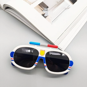 Détail de lunettes de soleil blanches pour enfants thème voiture de police avec accents