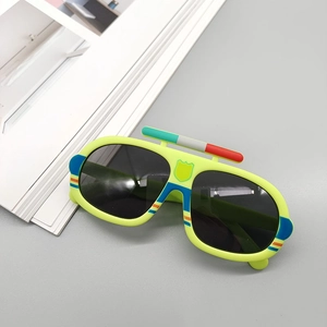 Détail de lunettes de soleil enfant vert néon thème voiture de police avec sirènes