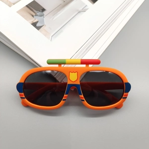 Détail de lunettes de soleil orange pour enfants avec décorations de rayures de course