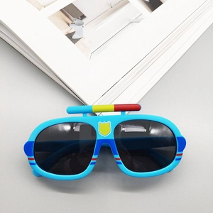Détail de lunettes de soleil police pour enfants avec barre lumineuse et emblème de bouclier