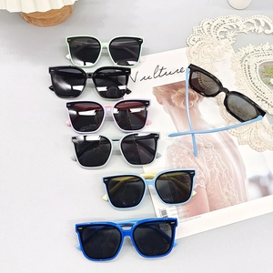 Vue à plat de lunettes de soleil carrées colorées pour enfants avec verres anti-UV