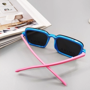 Kids square color-block sunglasses with blue frame and pink temples in a top view