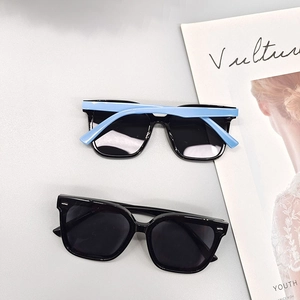 Lunettes de soleil polarisées en silicone pour enfants avec monture carrée et branches