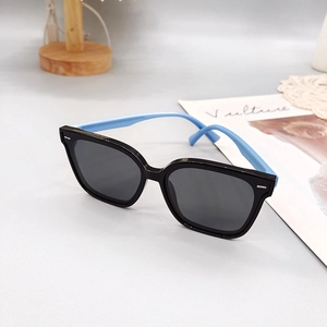 Détail des lunettes de soleil polarisées enfant avec branches bleues et monture noire