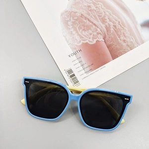 Détail de lunettes de soleil carrées pour enfants avec monture bleue et branches jaunes