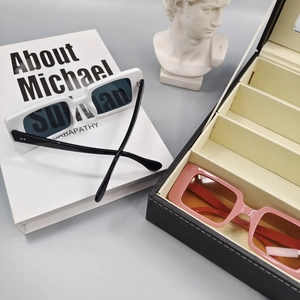 Détail de lunettes de soleil carrées à motif zébré avec étui de rangement élégant
