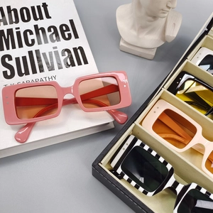 Coffret de lunettes de soleil carrées à motif zèbre chic avec étui de rangement luxe