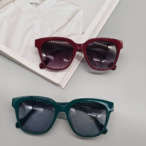 Oval vintage fashion sunglasses in burgundy and dark green with high-gloss square frames
