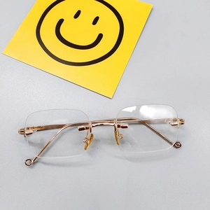 Détail de lunettes carrées sans monture pour enfants en or rose avec branches évidées