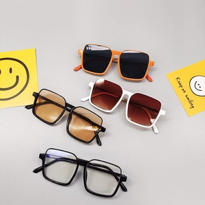 Lot de lunettes de soleil carrées minimalistes pour enfants avec montures orange, blanches et noires