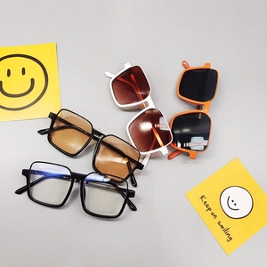 Lunettes de soleil carrées à monture large pour enfants en noir, blanc, orange et marron