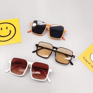 Lunettes de soleil carrées tendance pour enfants en orange, noir et blanc pour le plein air