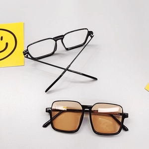Détail de montures rectangulaires minimalistes pour enfants et lunettes vintage carrées