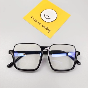 Détail de lunettes carrées noires pour enfants avec verres anti-lumière bleue et carte