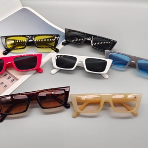 Collection de lunettes de soleil rectangulaires rétro aux couleurs variées, style Y2K