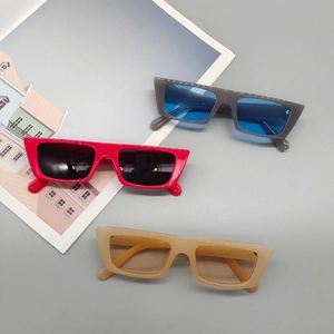 Trois paires de lunettes de soleil rectangulaires en montures rouge, grise et beige