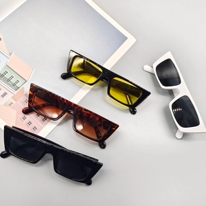Lunettes de soleil rectangulaires tendance en quatre couleurs dont noir, écaille et blanc