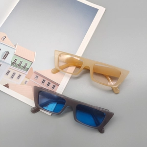 Détail de lunettes de soleil rectangulaires avec verres gingembre et bleus et carte