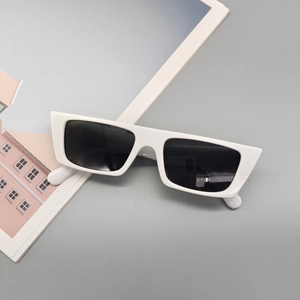 Vue à plat de lunettes de soleil rectangulaires vintage avec monture blanche et verres noirs
