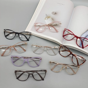 Montures de lunettes œil-de-chat tendance en plusieurs couleurs sur un magazine chic