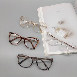 Montures de lunettes œil de chat chic en quatre couleurs sur fond gris épuré