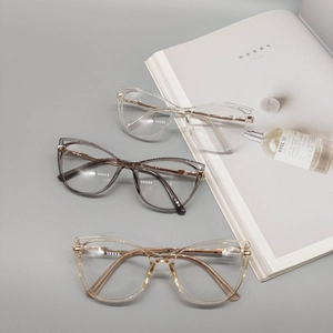 Trois lunettes œil de chat rétro aux tons transparents avec des branches en métal doré